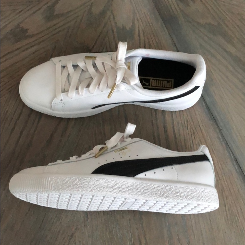 💗SOLD💗Puma Clyde Core Foil Women’s Sneakers - Picture 1 of 7